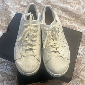 Men’s sneaker low perf, size 8